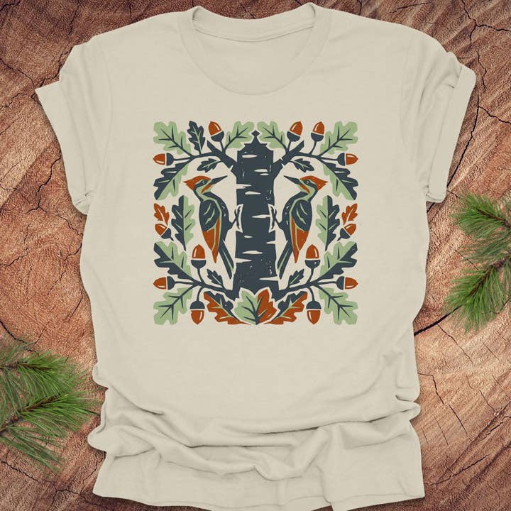 T-shirt met twee spechten voor wholesale door Wandering Owl Adventure Co.