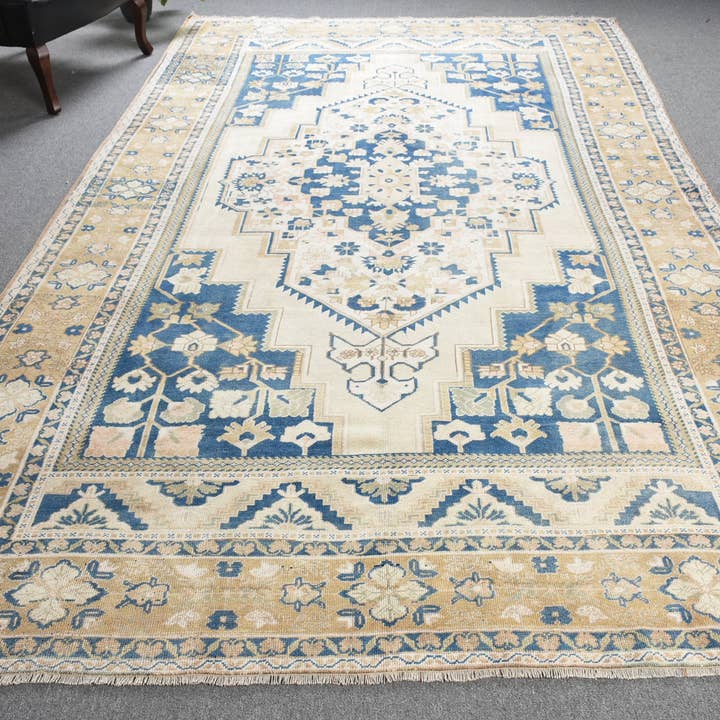 Tapis géométrique bleu et beige, 6,9x11,5 pieds classique à franges tissé pour la vente par Vintage Rugs Loom