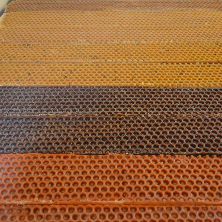 Bees-to-Bubbles Handcrafted Soaps - Venta al por mayor Pastilla de jabón - Jabón suciedad2