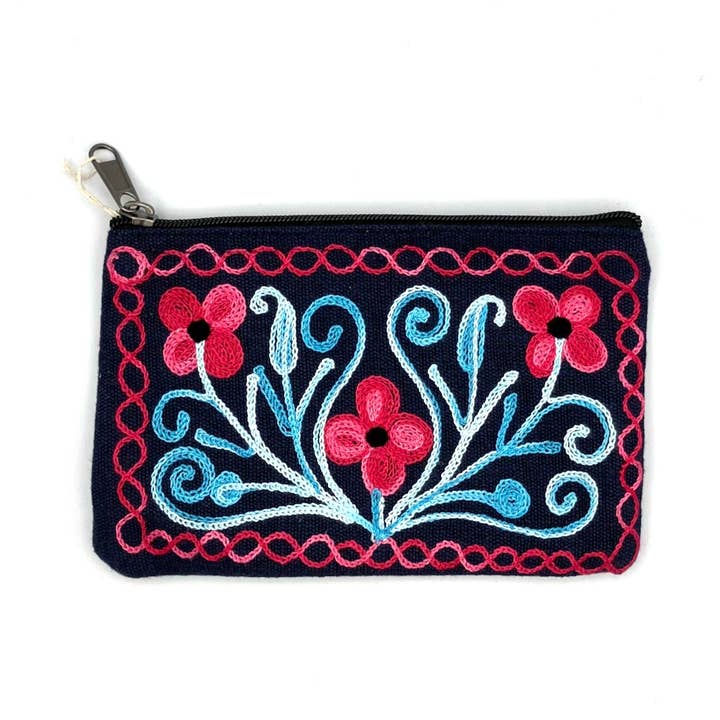 Pochette à accessoires à 1 fermeture éclair à motif floral brodé pour la vente par Women of the Cloud Forest