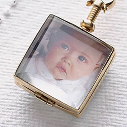 Medaglione quadrato in oro per la vendita all'ingrosso da parte di Otis Jaxon London