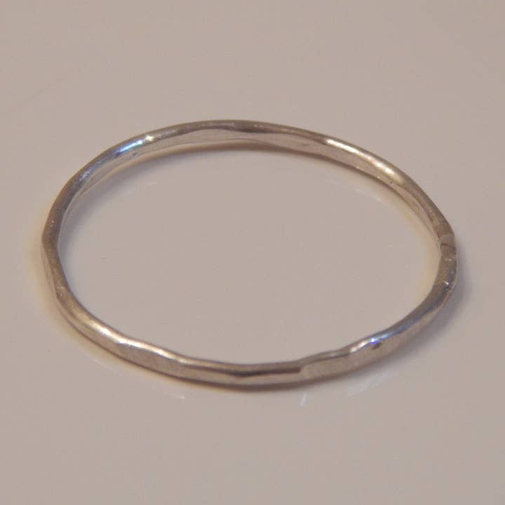 Bague martelée en argent pour la vente par The Rae Label