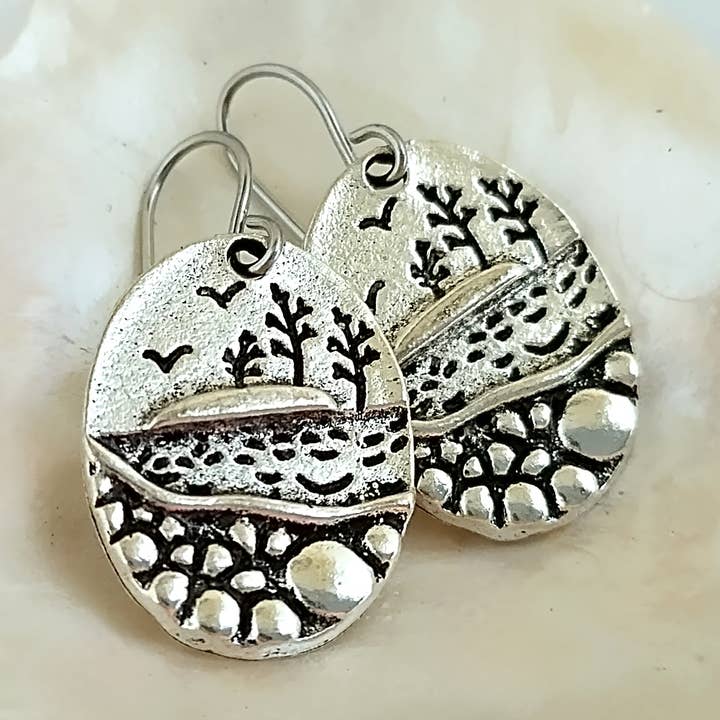 Orecchini in argento con scena costiera, gioielli nautici per la vendita all'ingrosso da parte di Piccadilly Pendants