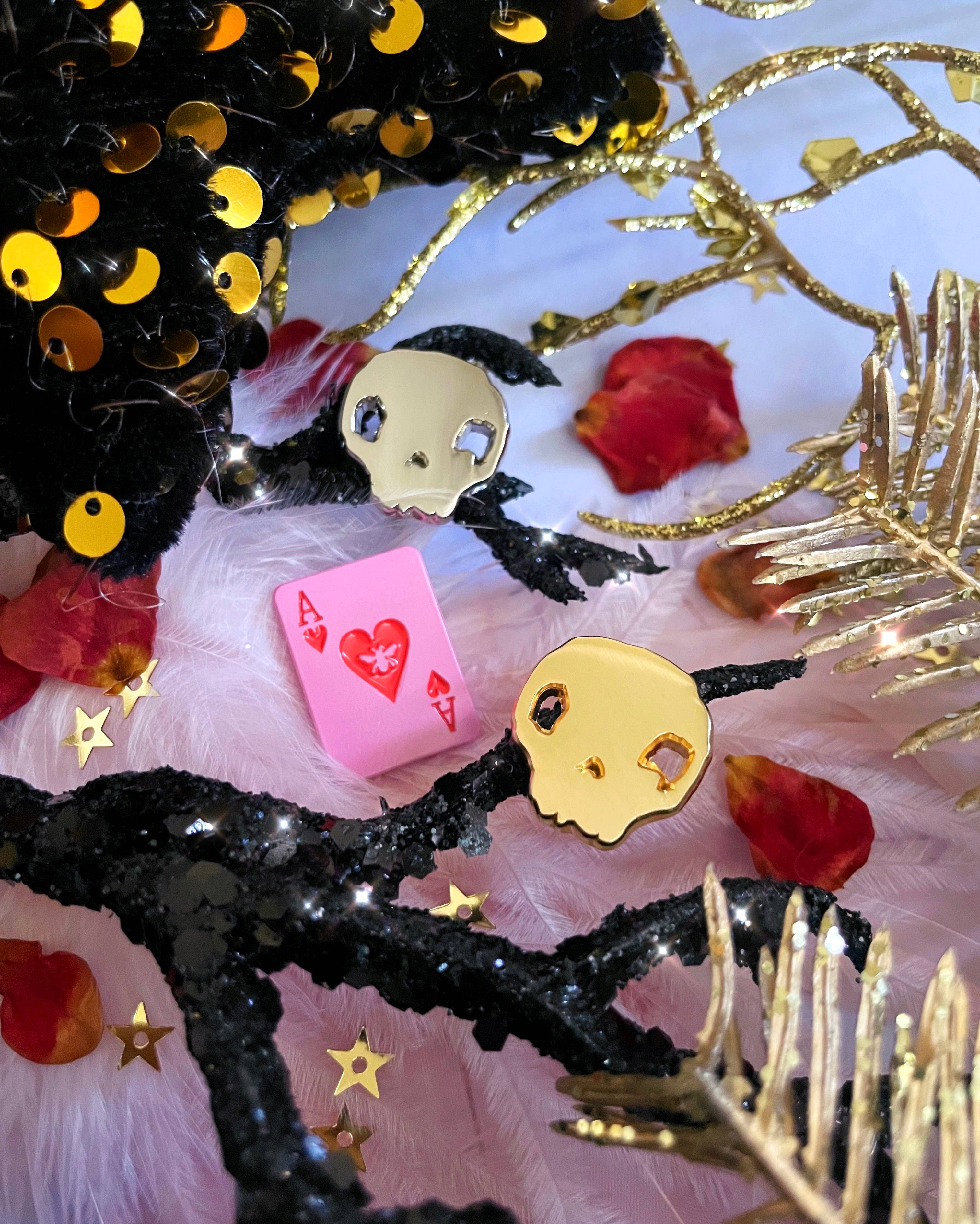 Lilly Baik - Wholesale Lapel Pin/Button - Golden Skull Mini Lapel Pin3