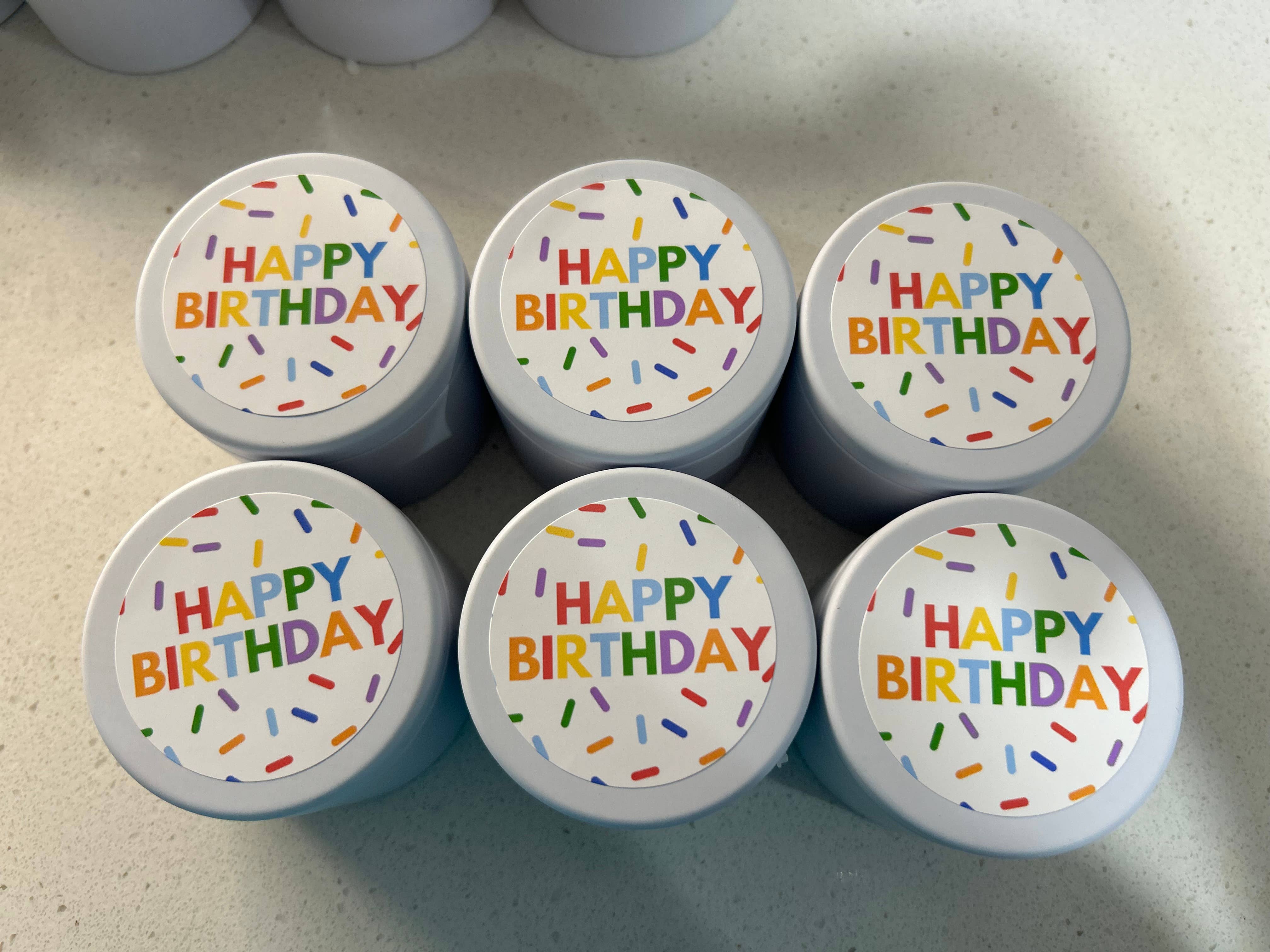 Starks candle co. – Großhandel Reisekerzen – Geburtstagskuchen Duftkerze Happy Birthday Reisedose1