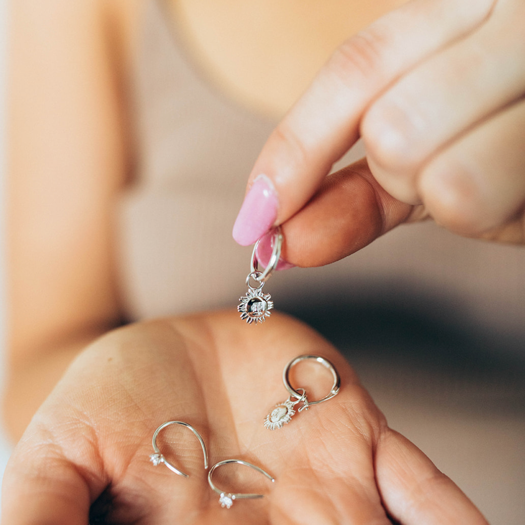 The Salty Gem – Großhandel Huggie-Ohrring – Tess & Sarah Hoops6