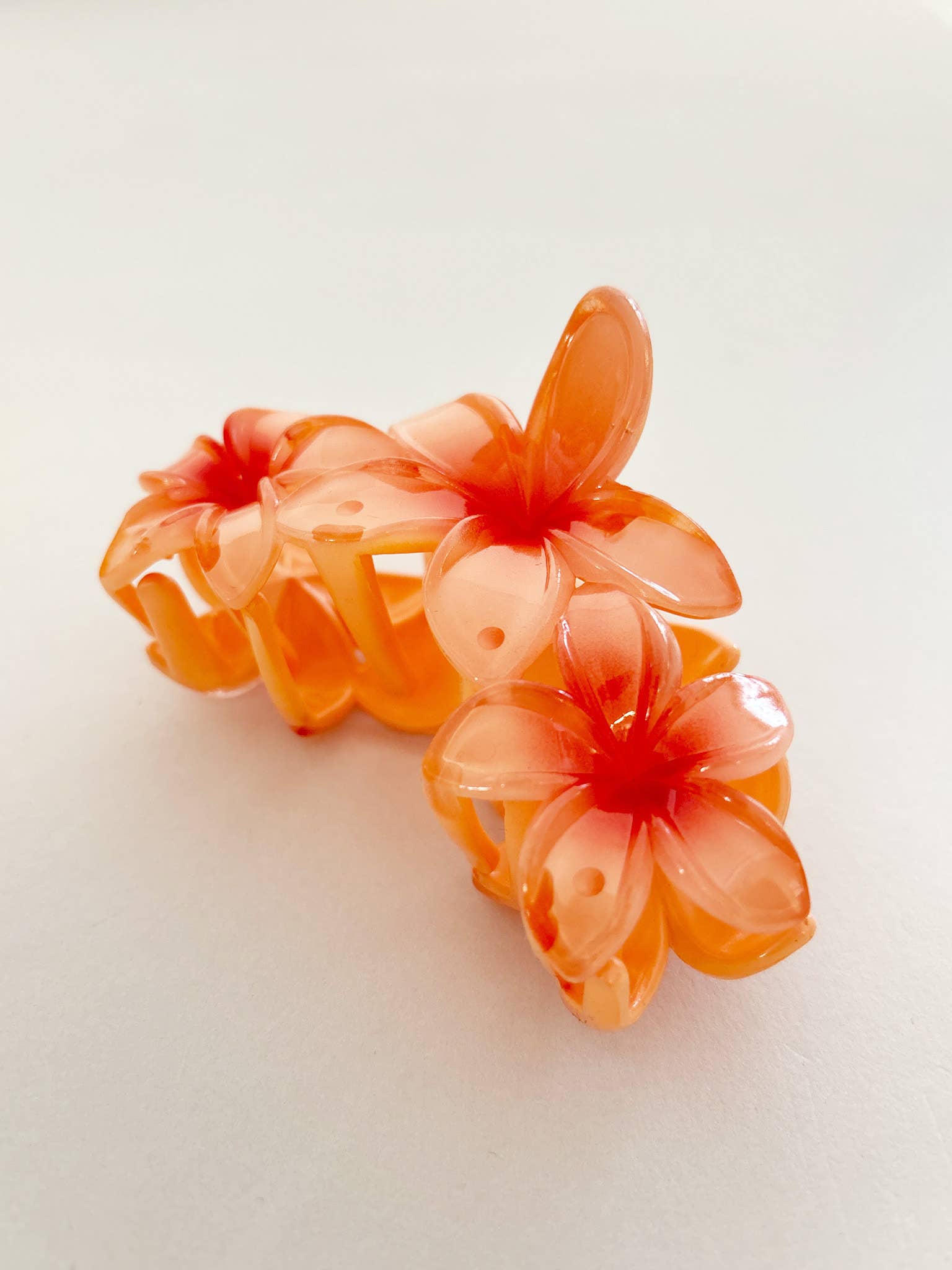 Angels Whisper Accessories – Großhandel Haarclip – Damen – Dreier-Set Haarspangen mit hawaiianischen Blumen (3 Farben)2