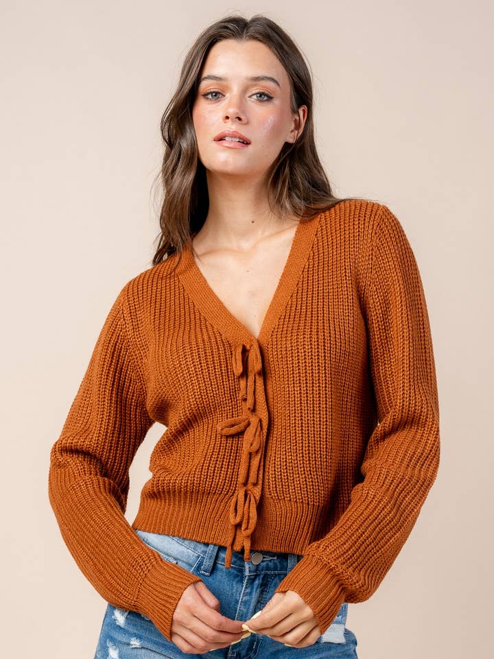 CG60069B / CASACO DE MALHA COM DETALHES DE LAÇO NA FRENTE por atacado de BEIVY & COLLABO