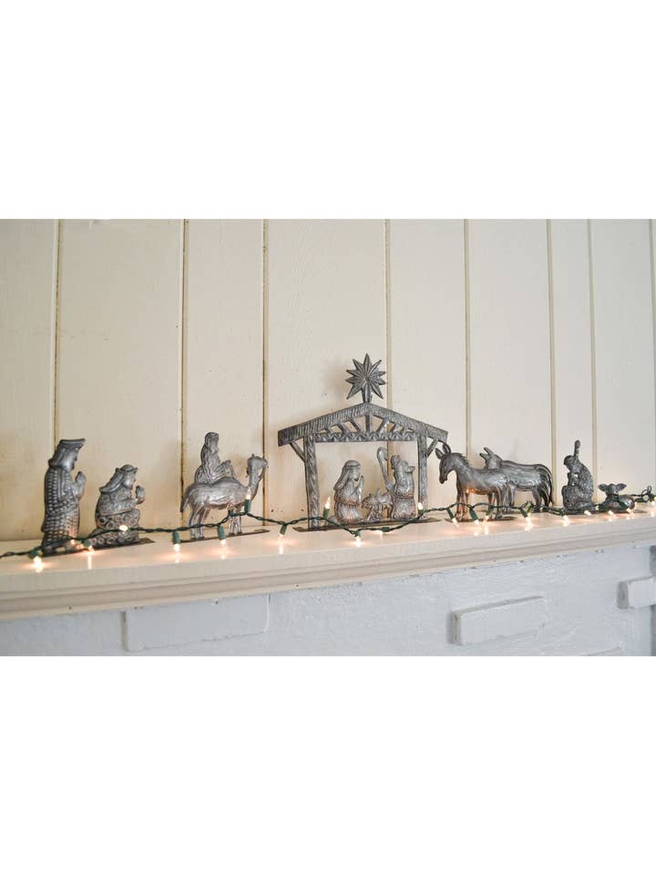 Ensemble de crèche debout de 6 pièces pour la vente par 2nd Story Goods + Haiti Design Co