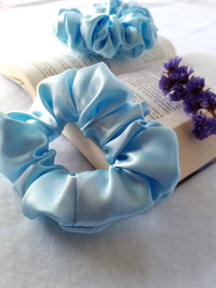 Pastel himmelblå satin scrunchie - IDRYSS for engroshandel hos Esmée AccessoriesNco