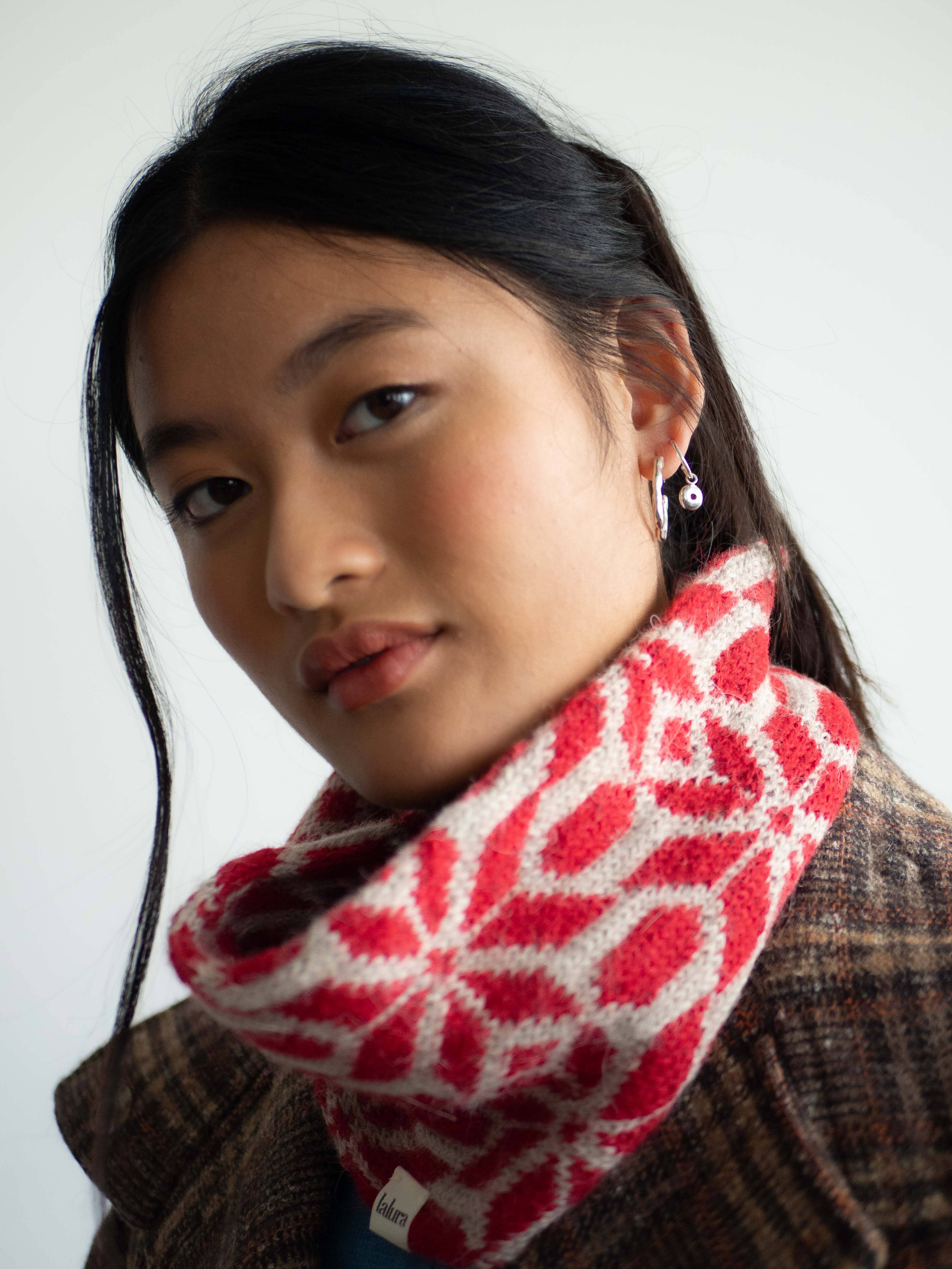 Lalura - Wholesale Scarf - Women's - Tessellated stars neck red1