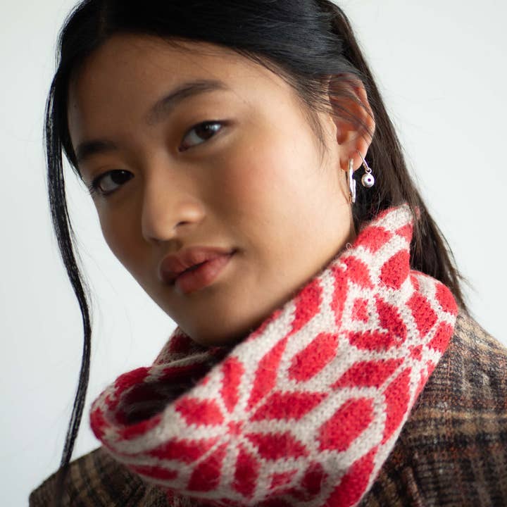 Lalura - Wholesale Scarf - Women's - Tessellated stars neck red1