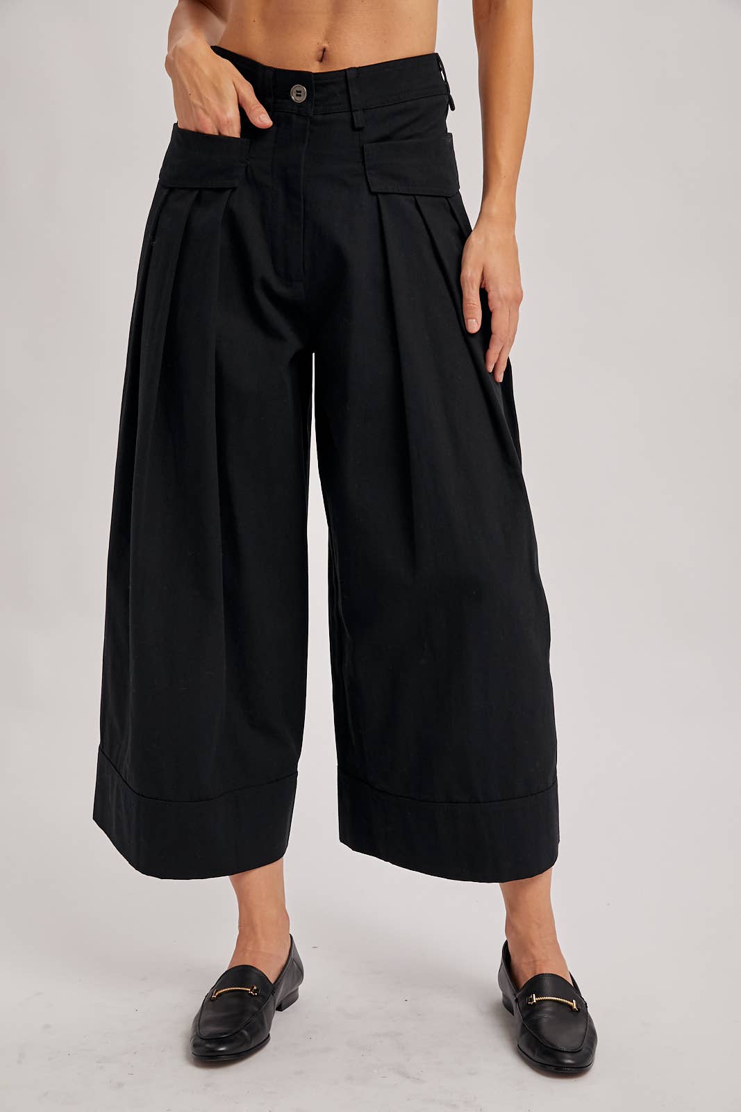 Bluivy - Wholesale Pants - Women's - PLEATED WIDE-LEG CULOTTE PANTS WITH POCKETS0