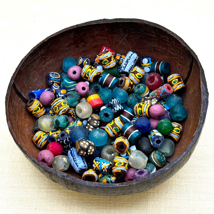 Tesoros Trading Company – Engroshandel Perler – Individuelle håndlavede glasperler, Ghana