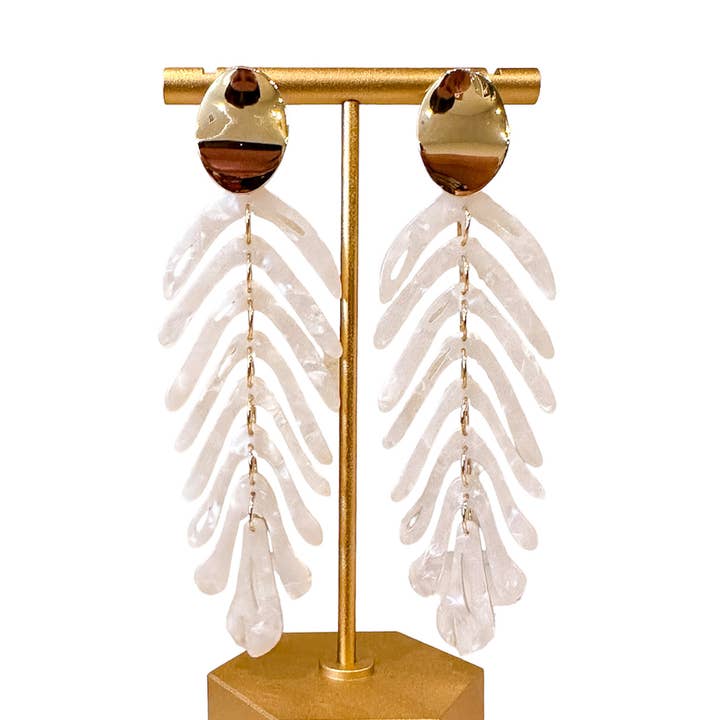 Avery Leaf Statement Ohrringe, Weiß für den Großhandel von BOHEMIAN GEMME