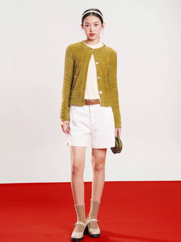 Dottie - Veste boutonnée en tricot en fausse fourrure de lapin vert olive pour la vente par SGLOKAL
