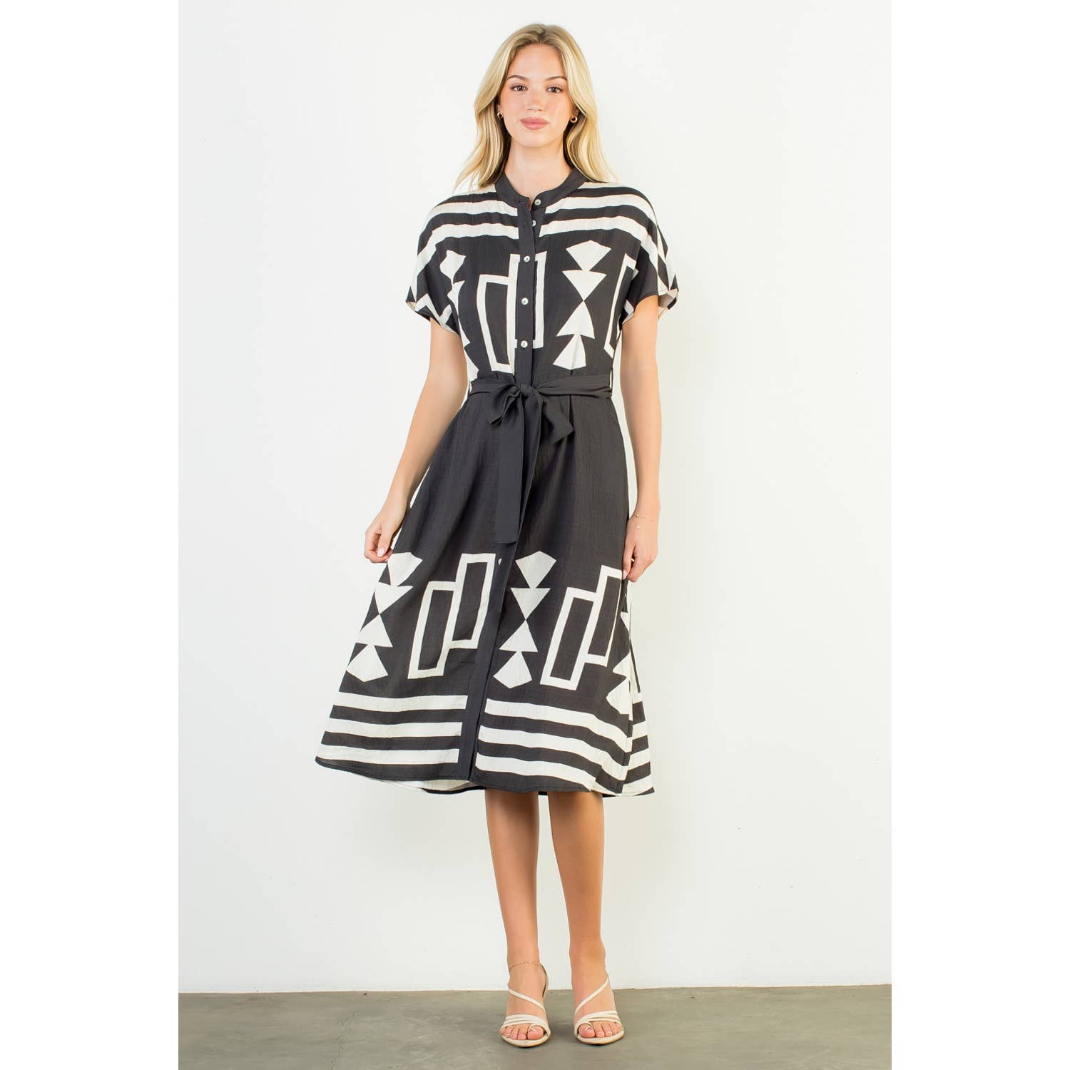 NOIR Robe à manches courtes imprimée avec boutons en vente sur Faire6