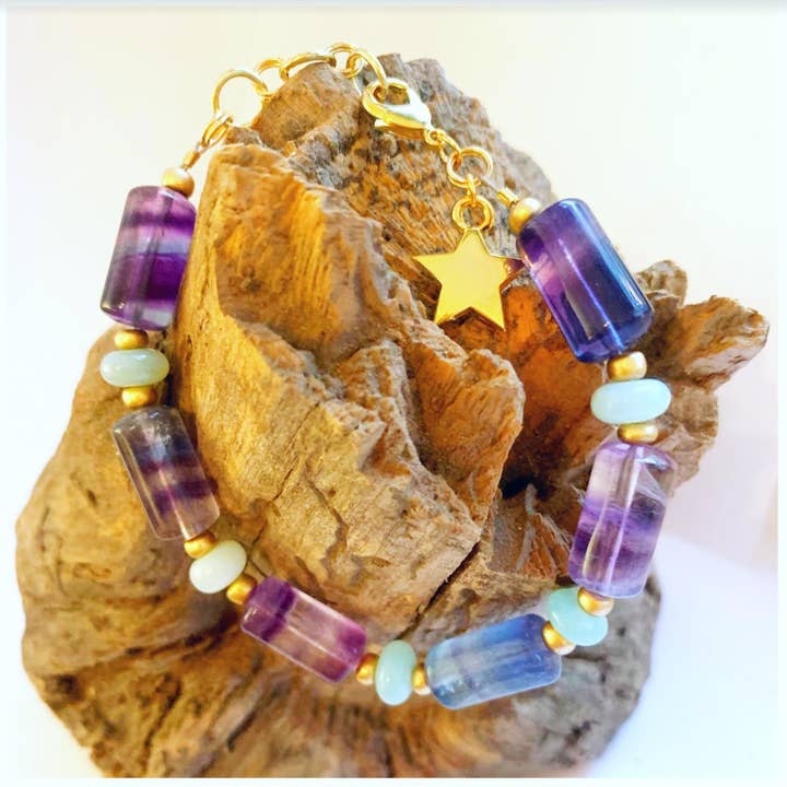 Bracelet en perles, bracelet à breloques en cristal - Bijoux pour la fête des mères pour la vente par Etymology Jewelry