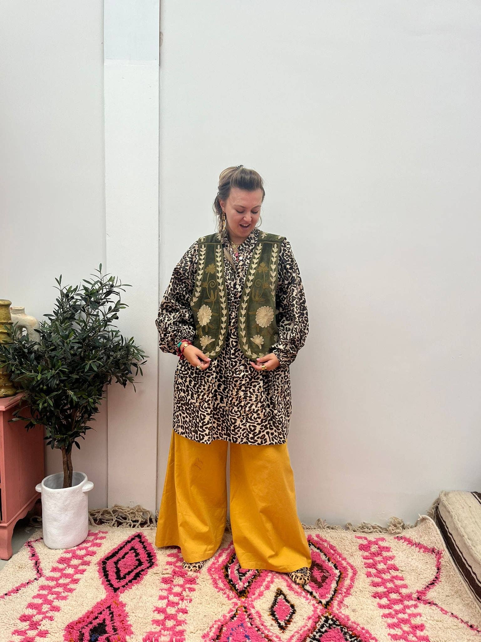 ToutVintage - Wholesale Outerwear Vest - Women's - Suzani velvet Waistcoat green beige14