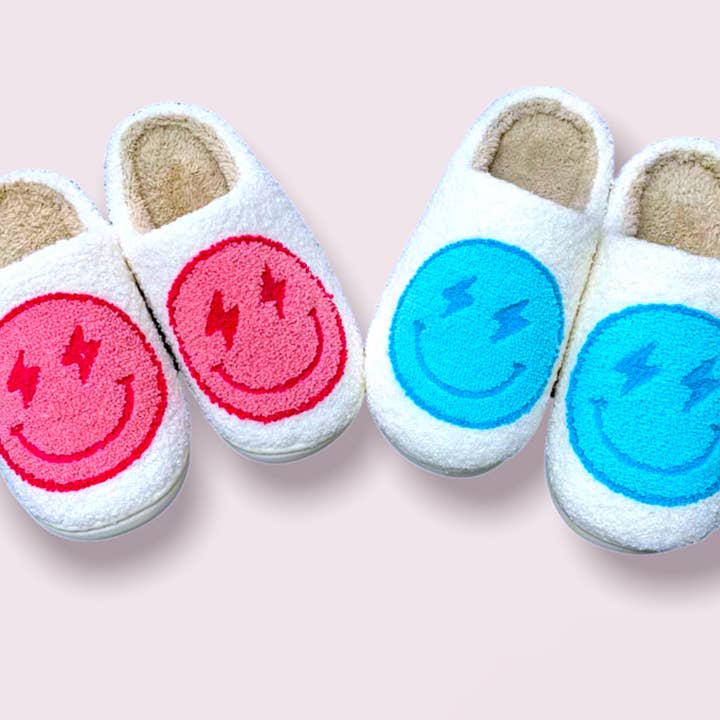 32 paia di pantofole da festa Happy Face Fuzzy per la vendita all'ingrosso da parte di cutandcropped