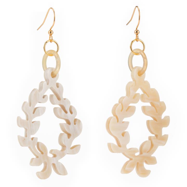 Boucles d'oreilles pendantes en corne naturelle sculptée sur fil pour la vente par VIVO