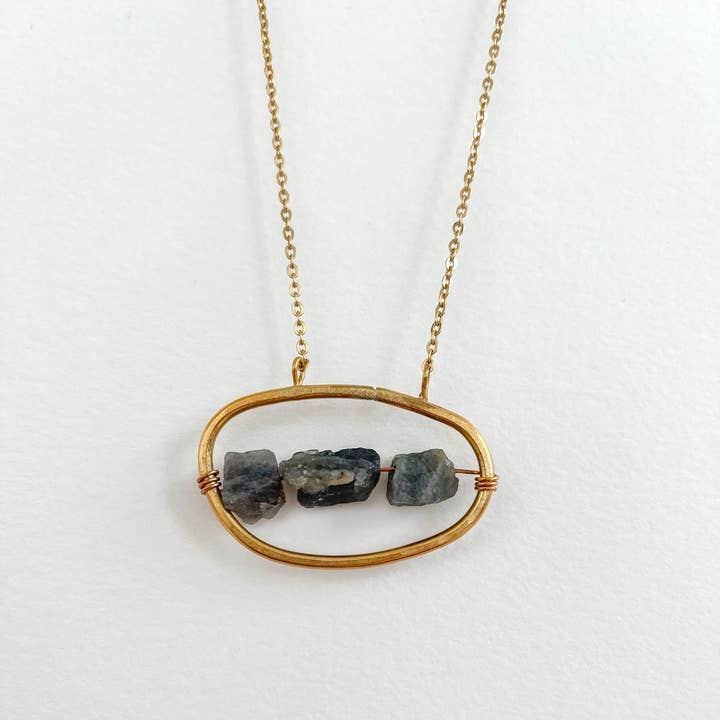 Collier Flow avec labradorite brute pour la vente par Peerless Charm