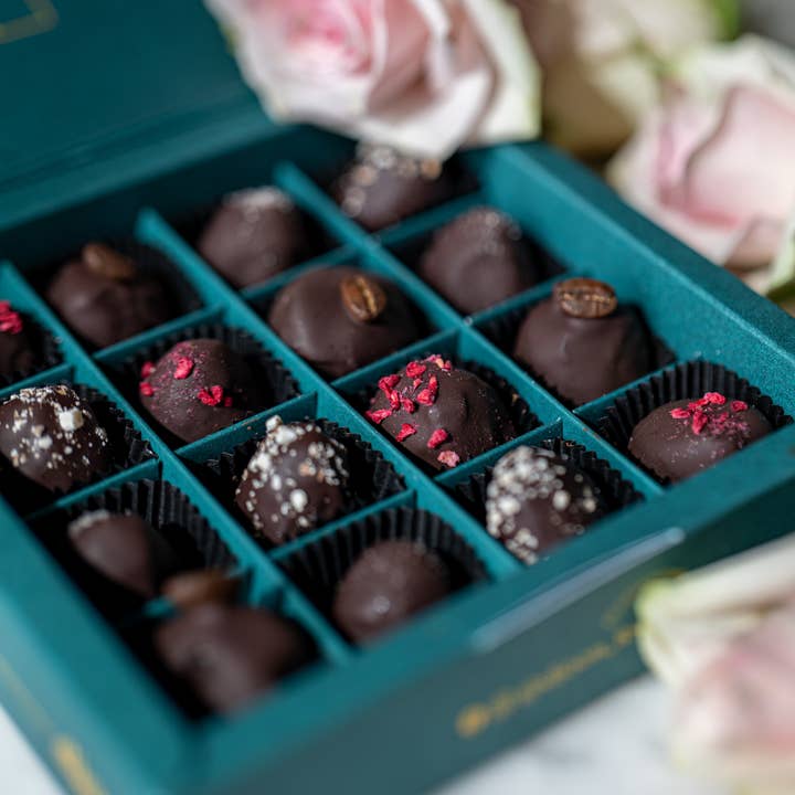 djoon - Wholesale Chocolate Box - Date Pralines: Love Collection (Organic)3