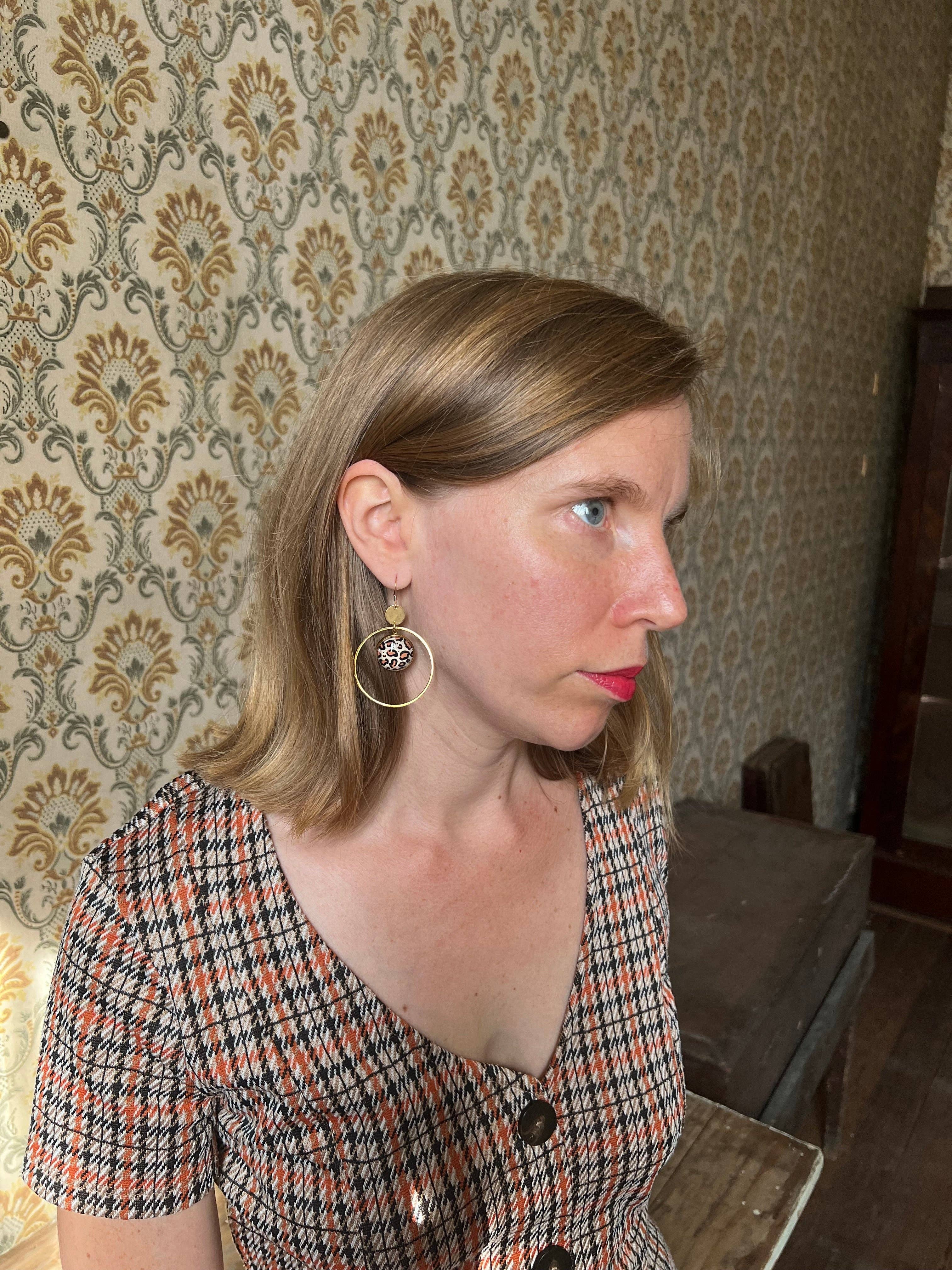 Dans l'Air du Temps Bijoux - Wholesale Dangle Earrings - Leopard pattern hoop earrings with gold or silver finish5