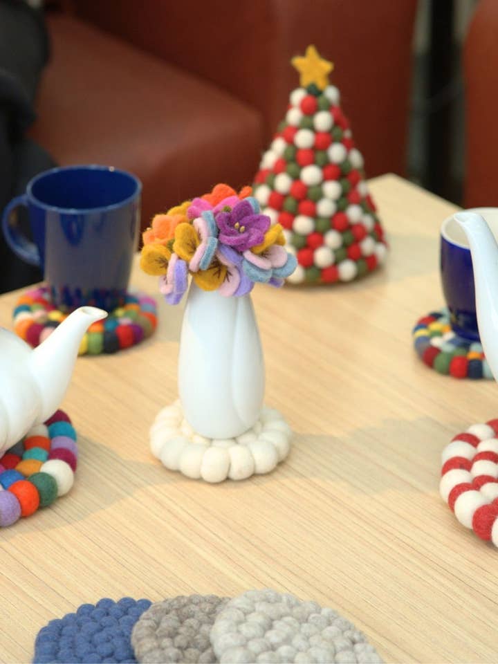 Set di 3 sottopentola e sottobicchieri artigianali in grigio naturale per la vendita all'ingrosso da parte di Woollyfelt