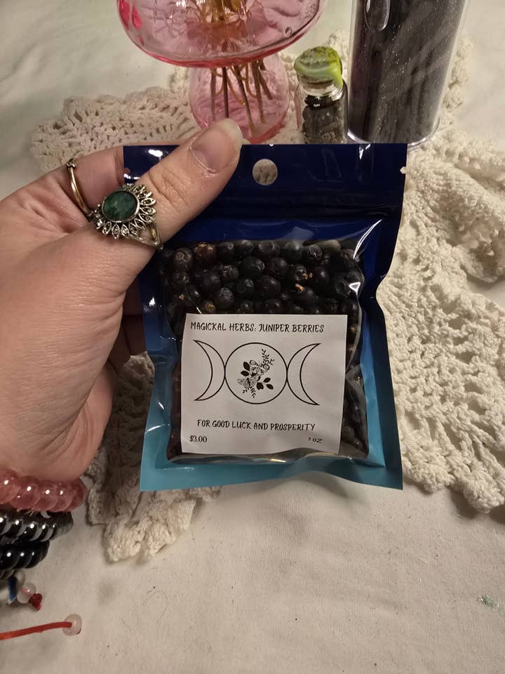 Baies de Genévrier pour la vente par Chaotic Crystal Chick Co.