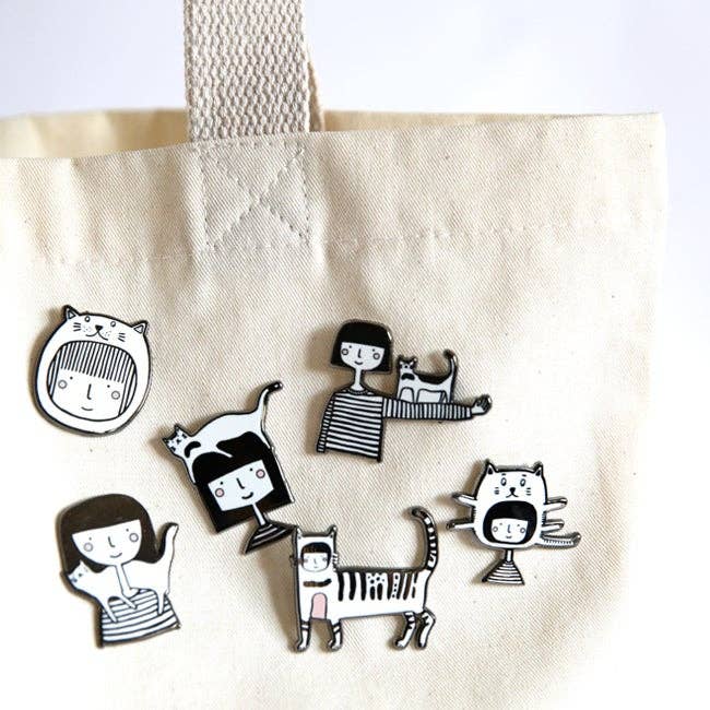 shuh. - Wholesale Lapel pin/button - CAT ON ARM PIN1