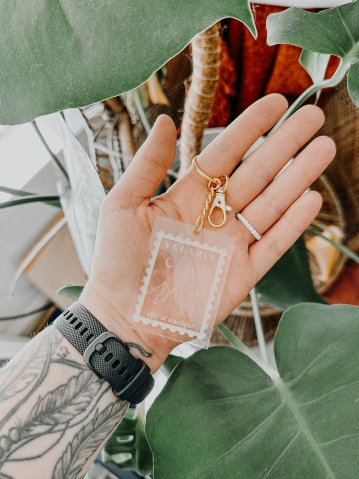 Velaris Akryl ACOTAR nøglering for engroshandel hos Rooted Grace Co