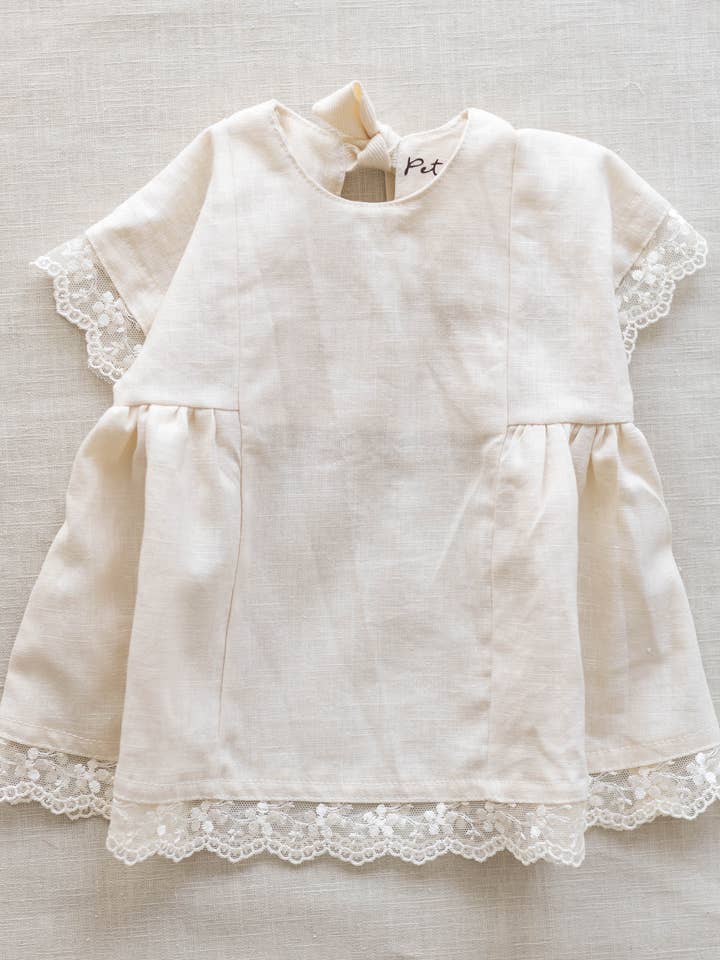 Abito Malia/Lino + Pizzo/Latte per la vendita all'ingrosso da parte di PETITE EvelinaApparel