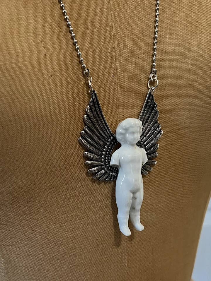 Flügel hoch Charlotte für den Großhandel von Constellations Gallery