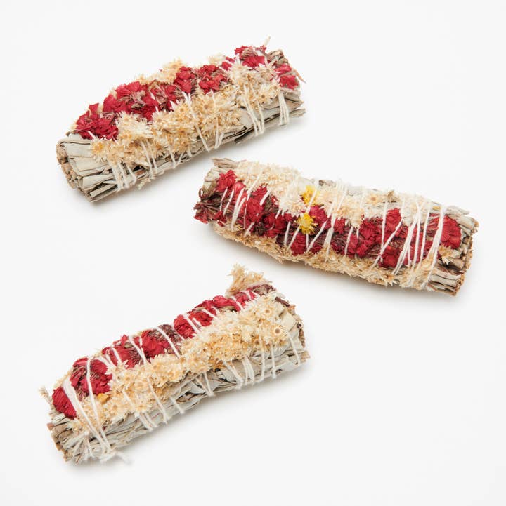 Liv Rocks – Großhandel Räucherbündel – Salbei + Getrocknete Rainfarn mit Roter Statice Räucherbündel