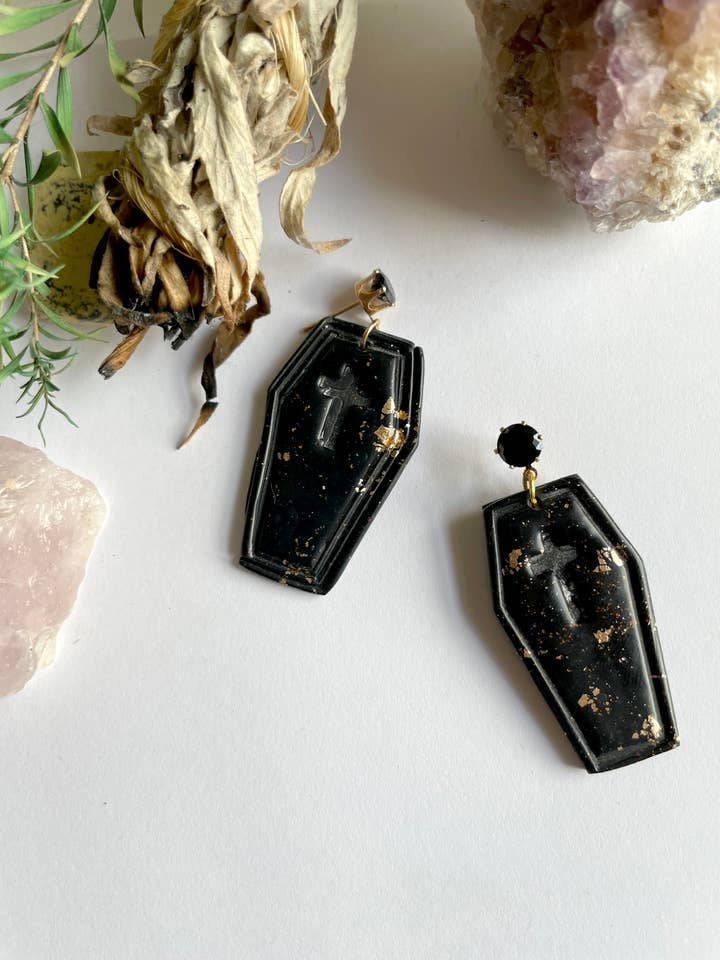 Zwarte doodskist met studs in zilver of bladgoud en strass voor wholesale door the Pale Porchlight