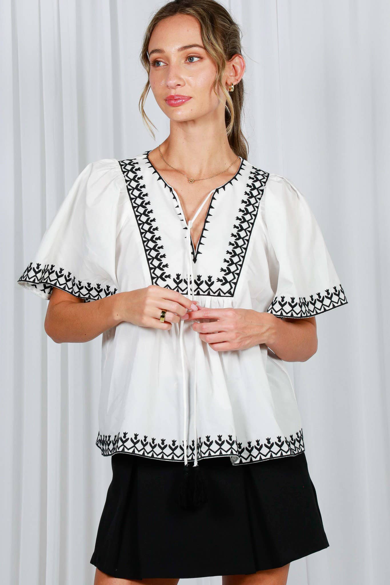 Vine & Love - Vendita all'ingrosso Camicetta - Donna - Blusa boho ricamata con collo a fiocco e scollo diviso a V VT824864