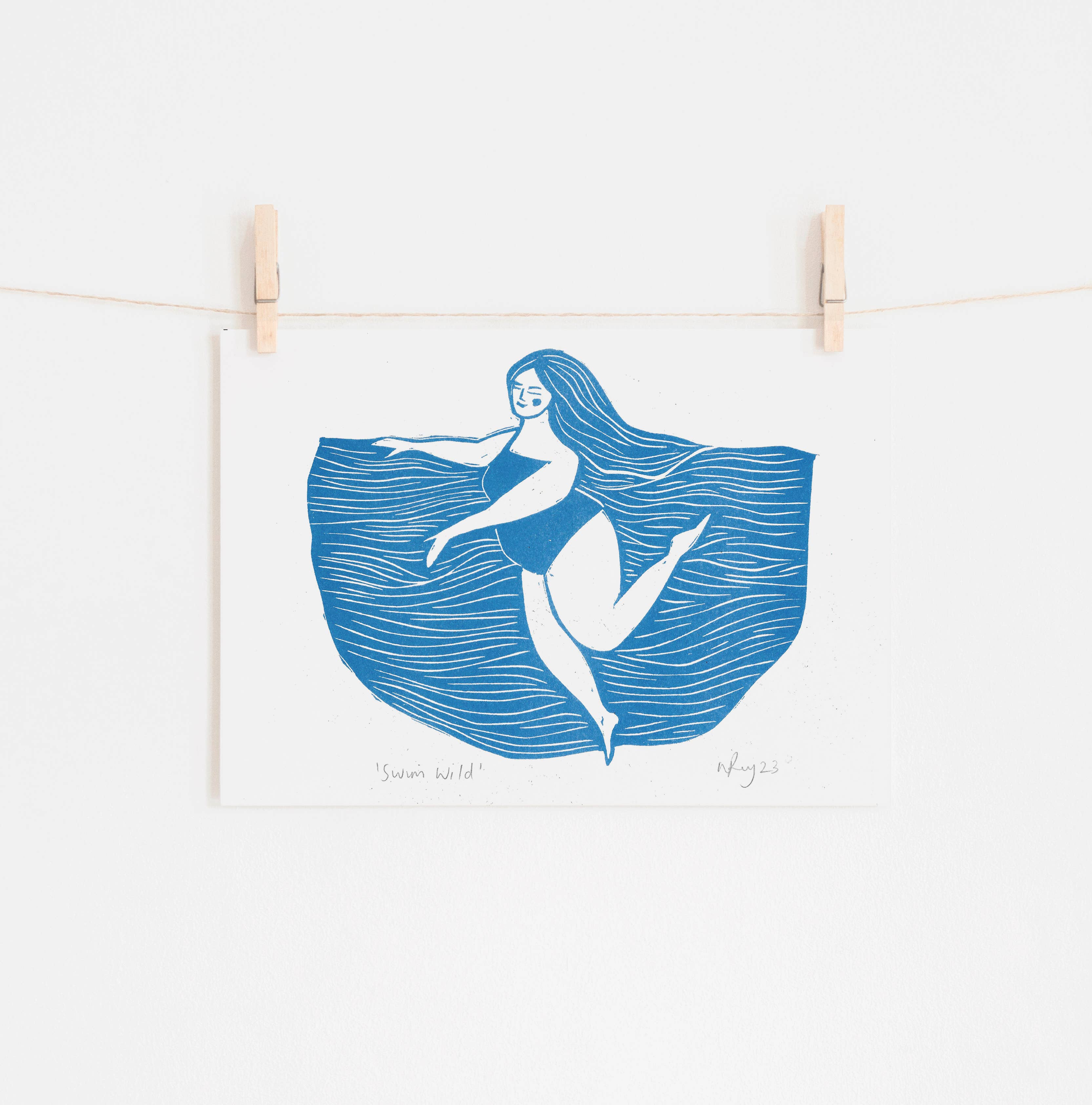 Prints by the Bay - Venta al por mayor Ilustración - Estampado de riso Swim Wild, natación, arte curvilíneo, nadador, mar0