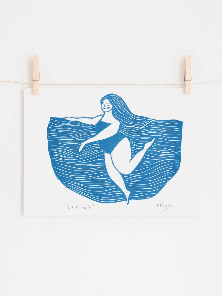 Imprimé riso Swim Wild, natation, art sinueux, nageur, mer pour la vente par Prints by the Bay