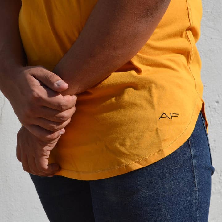 Camiseta de manga curta mostarda por atacado de Andrea Febres