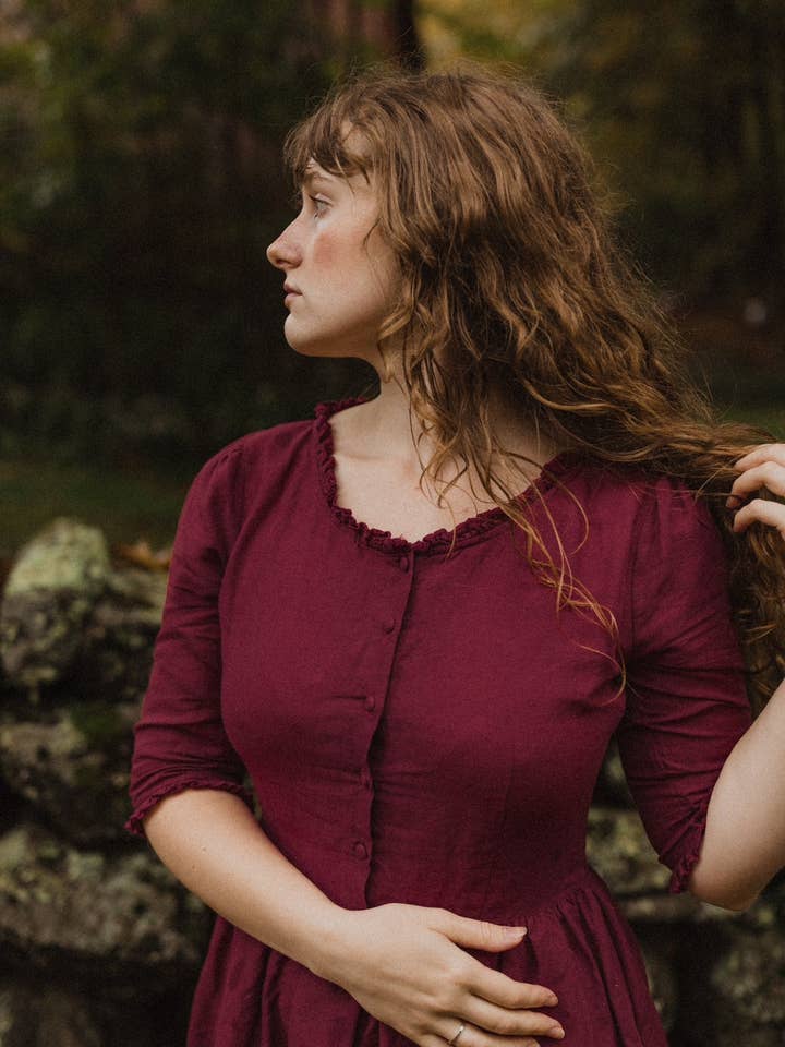 Alcott-jurk in cranberry linnen - eenvoudige doorknoopjurk voor wholesale door Wilder Collective