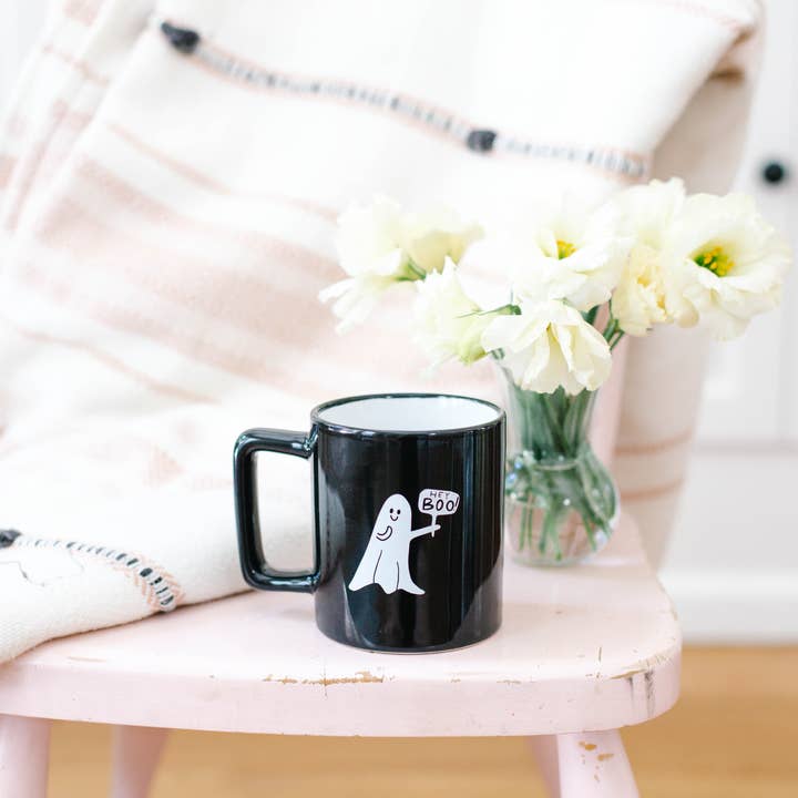 Rachel Allene - Vente Tasse à café - Hey Boo Ghostie | Tasse en céramique noire1