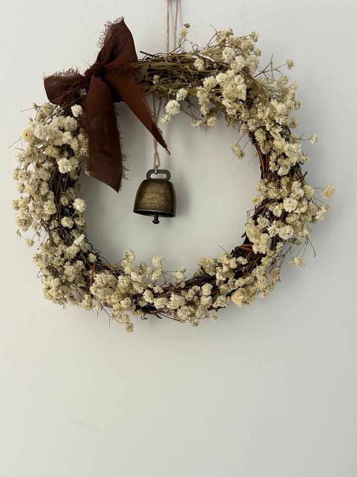 Couronne ‘Mae’ avec Gypsophile, petit nœud marron foncé et cloche 20cm pour la vente par Cotswolds Willow Wreaths