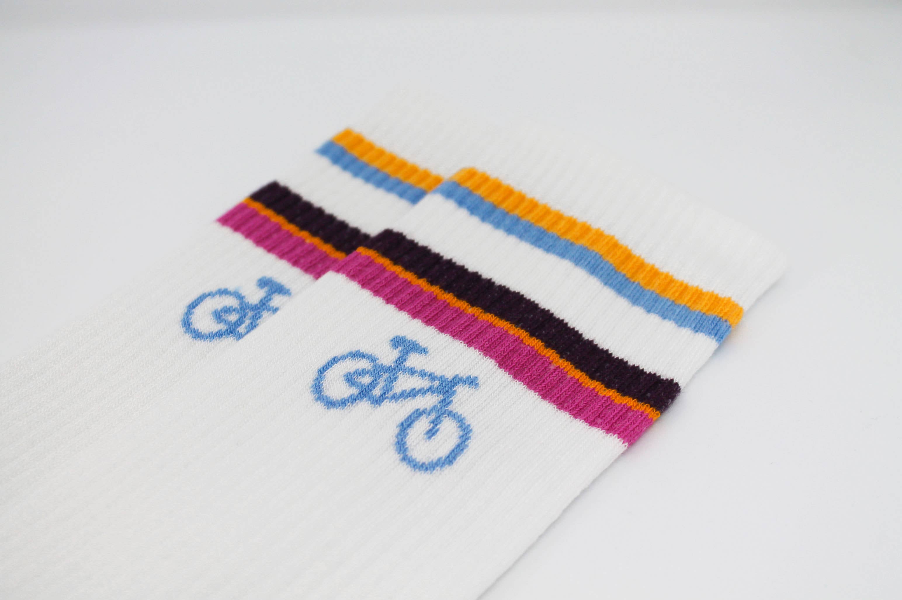 Slopes&Town – wholesale Strumpor - Unisex – Slopes&Town ljusblå bambustrumpor med cykelmotiv, crew-modell1