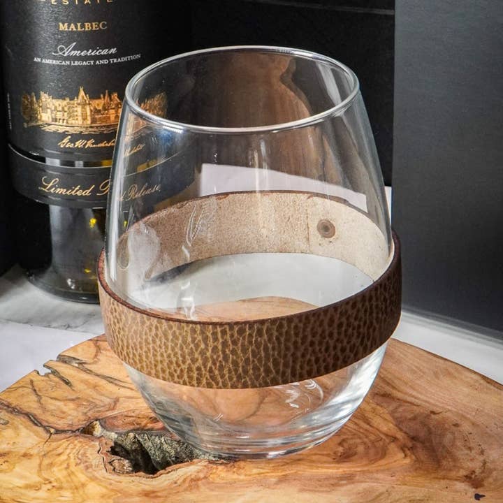Verre à vin sans pied - Cuir taupe italien pour la vente par Duke and Edison