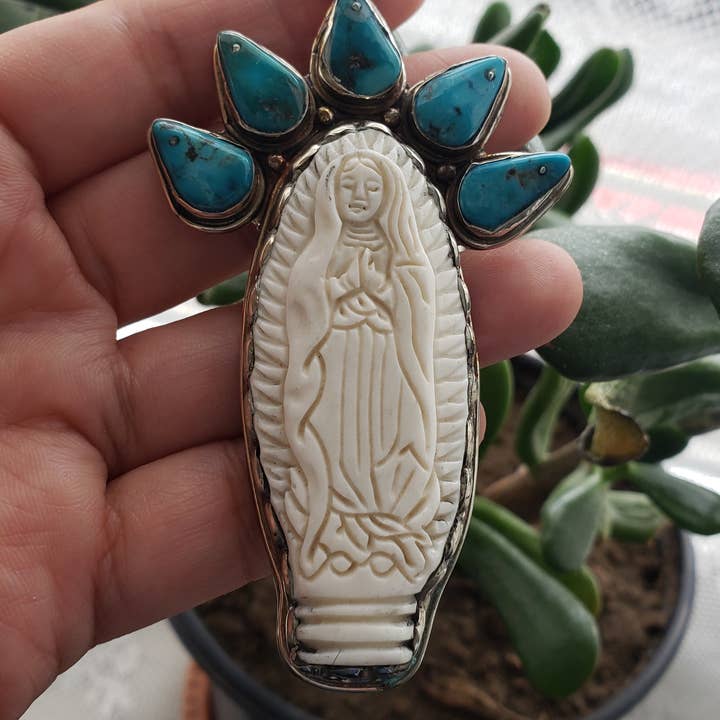 Handgesneden Moeder Maria Hanger bezet met Turkoois voor wholesale door GTG Gems Corp
