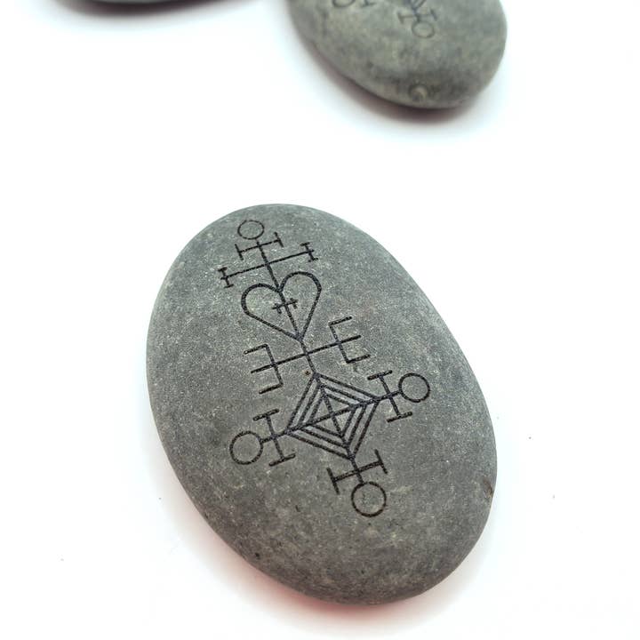 Lyoncraft – wholesale Andlig sten/kristall – Isländsk kärlekscharm graverad palmsten, Ástarstafur Rune1