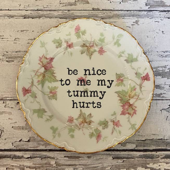 Assiettes amusantes recyclées, My Tummy Hurts, Boutique de cadeaux, Tourist pour la vente par pretty little creeps