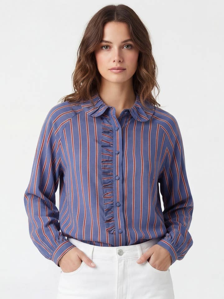 DAREN - Stribet skjorte med flæser blå & chokolade for engroshandel hos Andy & Lucy