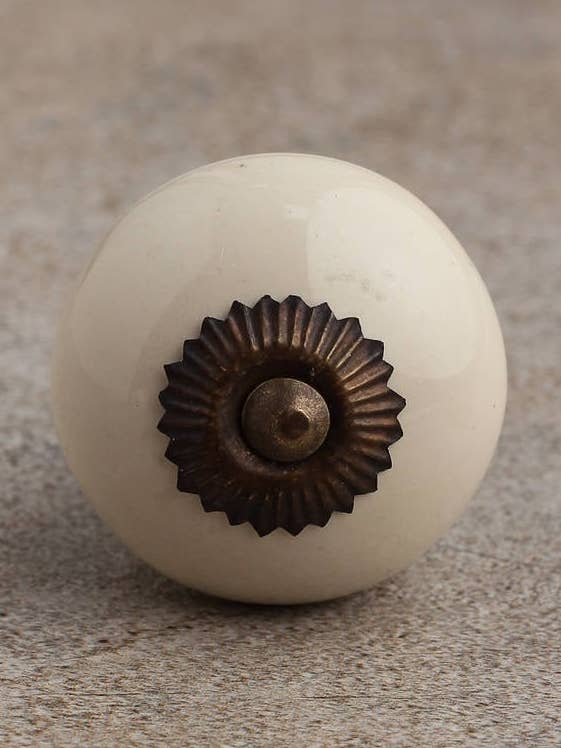 Elegante cremefarvede keramiske skabsgreb for engroshandel hos KNOBCO